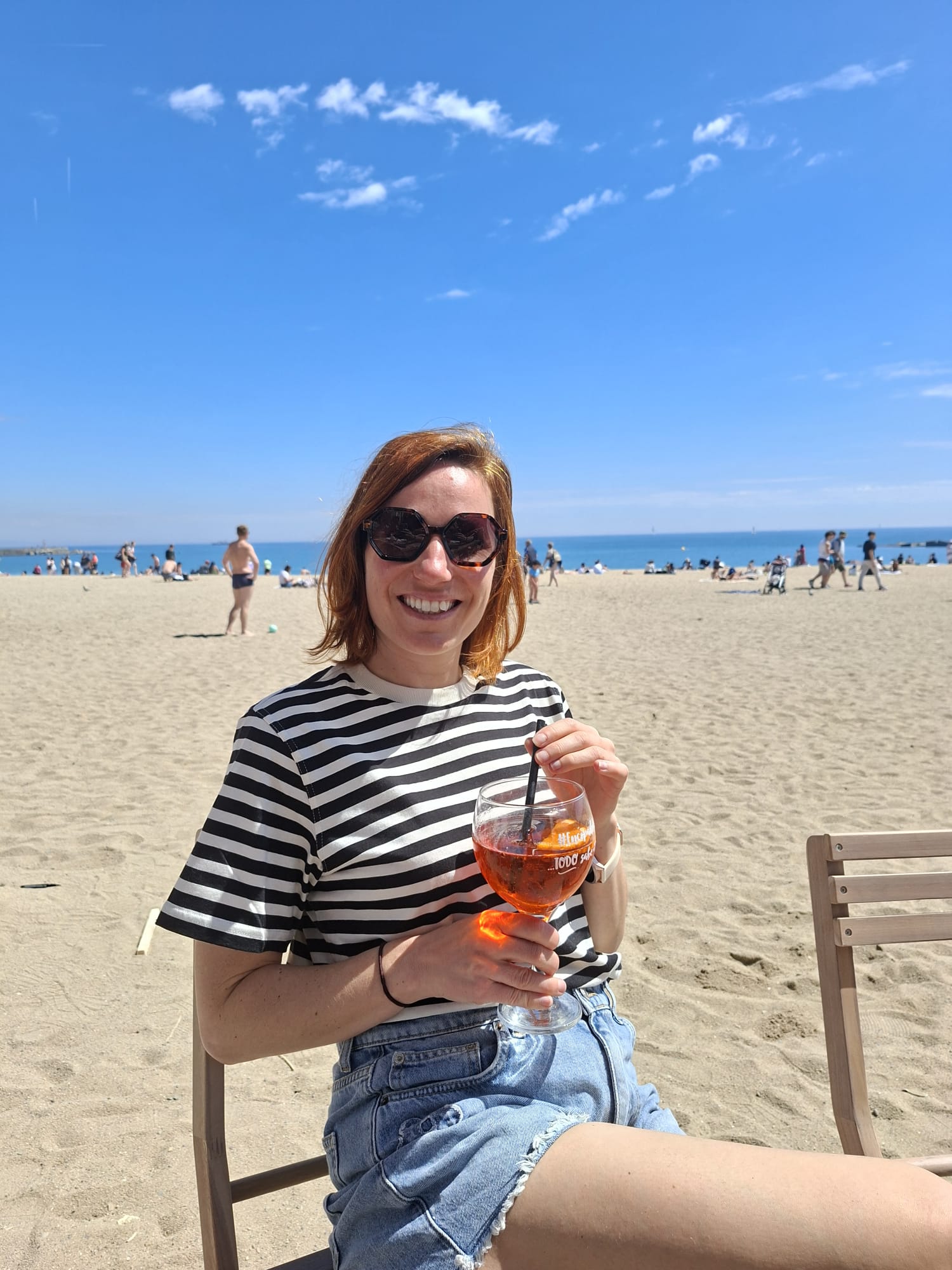 Elke Donze van Travelke, zittend aan het strand